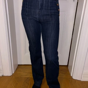 Mörkblåa jeans 🌸 - Fina back to school mörkablåa jeans, de är inte defekta dock har de en vit fläck på låren som knappast syns ( se sista bilden ) 🌸 Storlek 34 men passar även strl 36 ✨