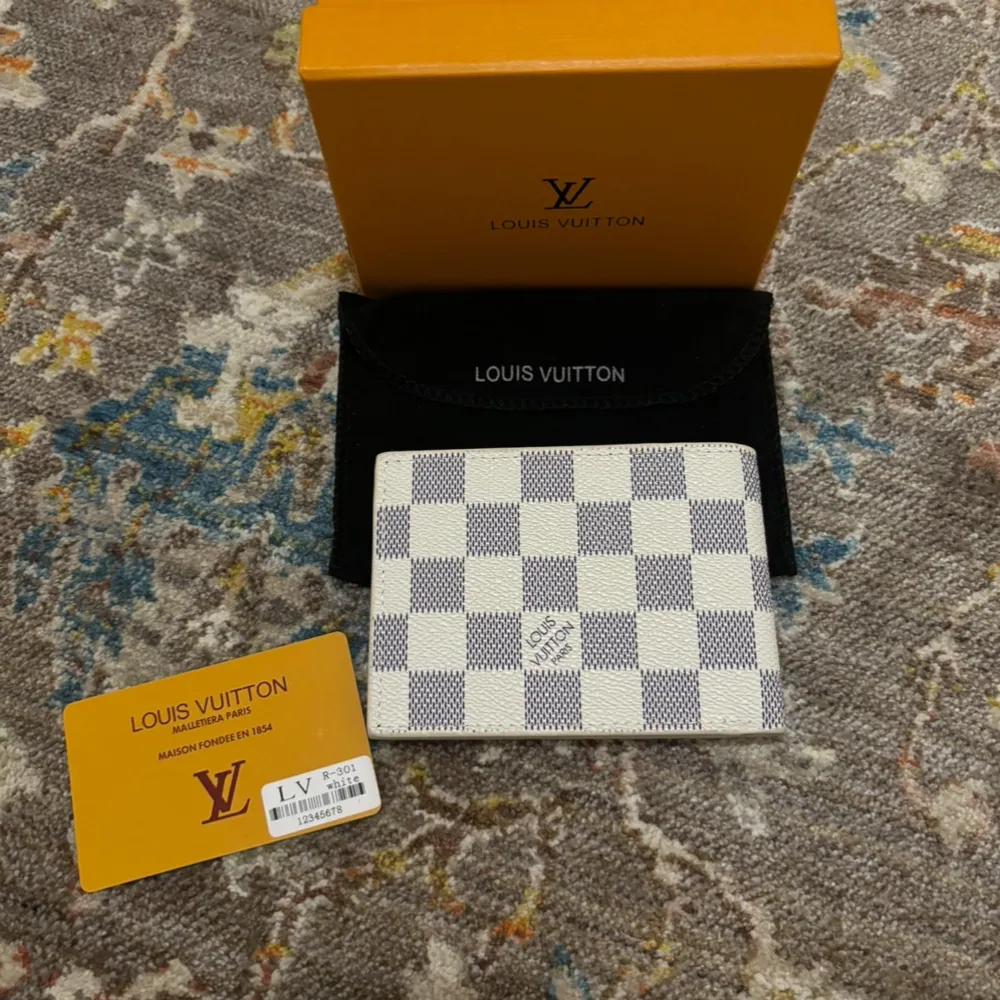 Hej! Nu säljer jag min i helt oanvända Louis Vuitton plånbok då jag inte använder den. Alla tillbehör medföljer självklart. Priset kan diskuteras vid snabb affär. Kan både frakta och mötas!. Accessoarer.