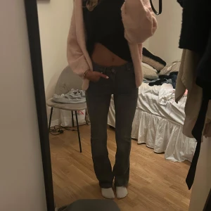 Gråa jeans  - Gråa jeans från Gina, de är midrise 