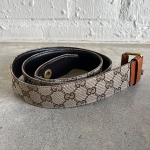 Gucci bälte - Riktigt schyst vintage Gucci bälte. Snyggt bälte med snygga guldiga detaljer och Gucci mönster!  Skick 9/10 riktigt bra skick inget fel alls.  Skriv om ni har frågor och priset går att diskuteras.