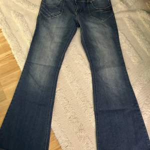 Ett par lågmidjande jeans, med flare/bootcut. Jeansen är i storlek 44, men dom passar mig som har storlek 40 i jeans. Original priset är ca 500kr😊