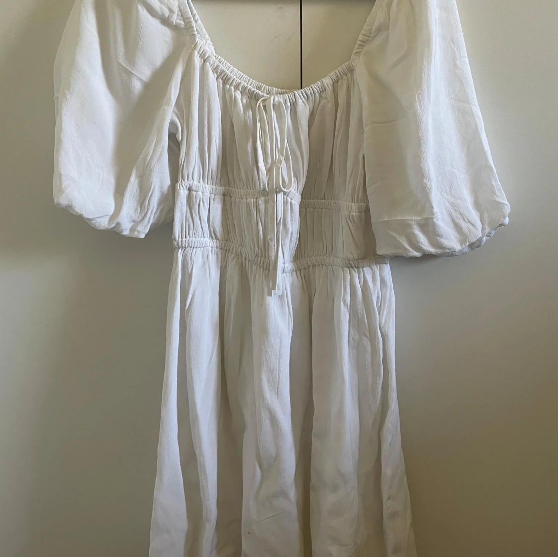 Vit klänning från BikBok