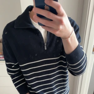 Massimo Dutti halfzip  - Denna sköna halfzip köptes i Palma förra året och har använts otroligt få gånger, då den passar lite för stort på mig. Skicket är därför 10/10 Storleken är S men den passar större som tidigare nämnt