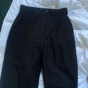 kostymbyxor  - Svarta kostymbyxor från ASOS i storlek 36. Formulerar kroppen jätte finntt❤️