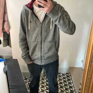 Ralph lauren hoodie - Skit snygg grå zip hoodie från Ralph lauren i storlek S. Fick den i julklapp förra vintern. Den är i jätte bra skick o nypris ligger runt 1500-1800! Skriv för mer frågor o bilder, går med i pris vid snabb affär