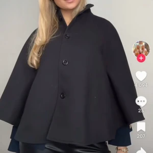 Kappa/ poncho - Jätte fin svarta kappa/poncho!!❤️