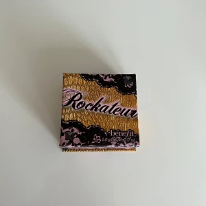 Rockateur Rouge från Benefit - Säljer en Rockateur rouge från Benefit! Helt oanvänd och endast öppnad för att ta bilden, all plast kvar 