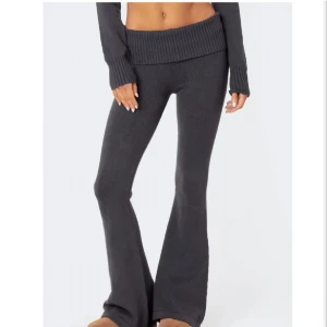 Stickade byxor - Säljer dehär sjukt sköna stickade byxorna från Edikted. Nypris 1250💗