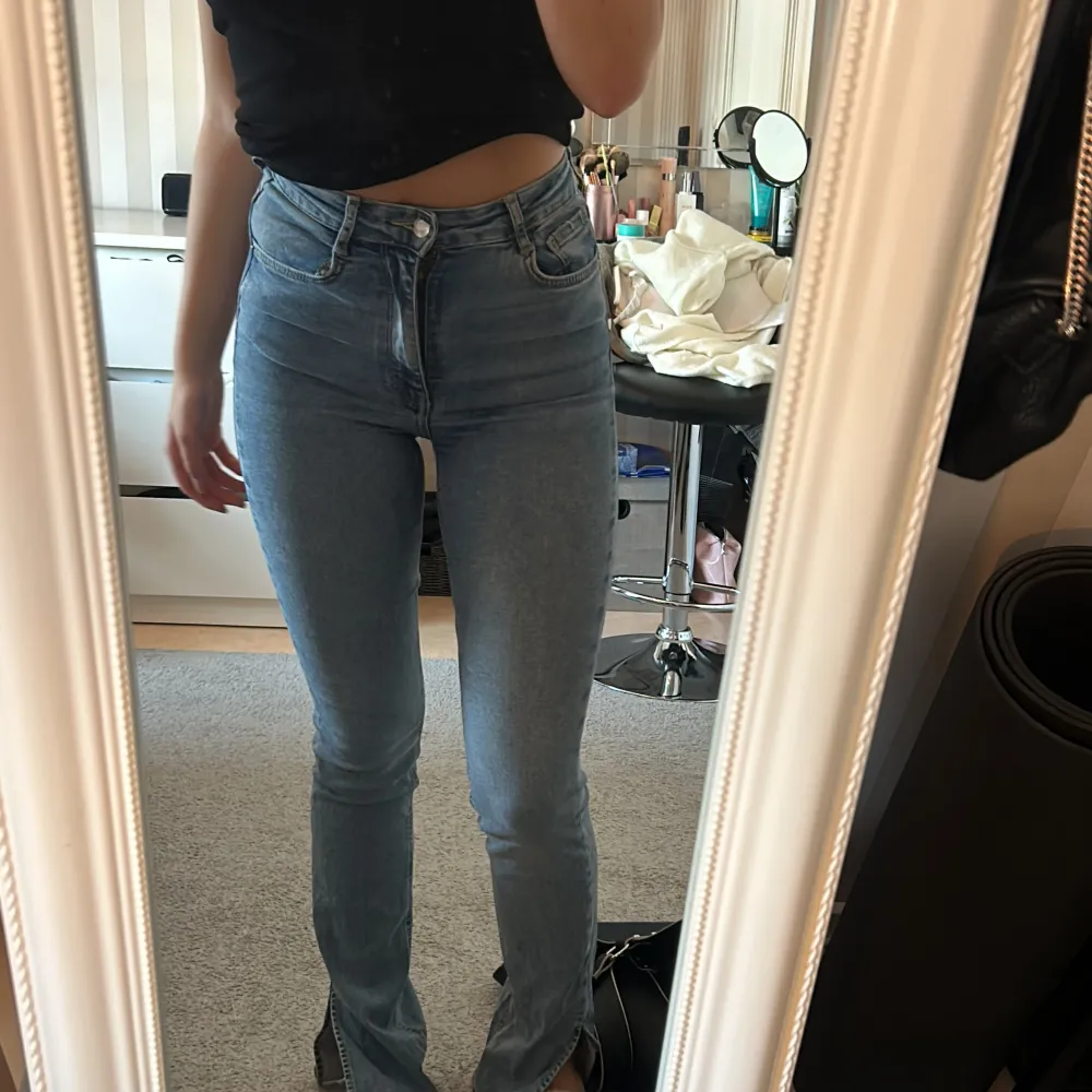 Säljer ett par ljusblå jeans från Perfect Jeans, modell Molly. De är högmidjade och har en straight passform med slits där nere . Jeansen har en snygg slits vid bensluten som ger en extra touch. Perfekta för både vardag och fest!. Jeans & Byxor.