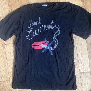 Saint Laurent t shirt  - T shirt från saint Laurent. Köpt i Italien. Storlek S herr men oversized. Har använt den till dam. 