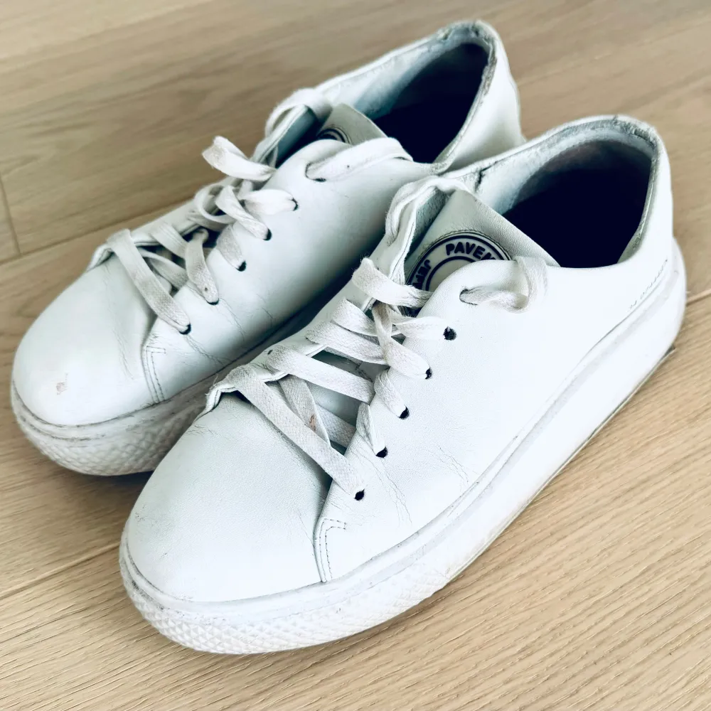 Sköna vita sneakers.  Nypris 1500:- I använt skick men har mer kvar att ge och kan säkert putsas till och tvättas så de ser nyare ut. . Skor.