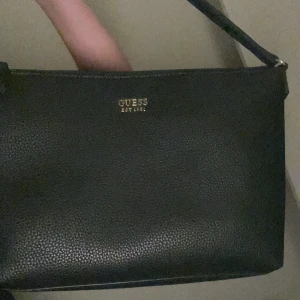 Guess väska - Säljer denna axel-väska från guess🥰 