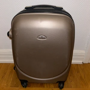 Resväska  - Väldigt älskad och använd resväska med måtten 55 x 35 x 24🌸 alltså perfekt till bland annat wizzairs priority boarding🌸  den är inte defekt någonstans, hjulen funkar perfekt, dragkedjan också, det går även att ”låsa” väskan✨ Priset kan diskuteras 