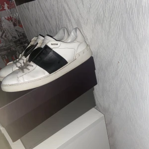 Valentino opens svarta - Garanterat äkta✅Fräscha Valentino opens skic rätt bra lite små defekter 