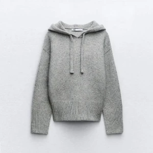 Stickad hoodie från zara - Säljer den här snygga stickade hoodin från zara i storlek S, som inte går att köoa längre, nästan oanvänd❣️