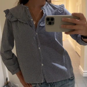 Randig skjorta/blus - Randig skjorta/ blus med volanger. Jätte söt 🥰