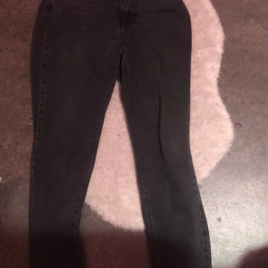 Straight jeans - Ett par mörkgråa straight jeans. Storlek 36. Gina Tricot. Köpte för 399kr, säljer för 180. Pris kan diskuteras. 