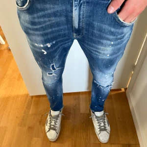 Dondup jeans  - Säljer nu mina tvärfeta dondups då de tyvärr är för små för mig. Kommer passa bäst på någon som är ca 174-177cm lång. Hör av er vid funderingar, pris kan ändras vid snabb affär 