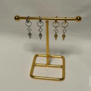 Silver Örhängen  - Finns i guld och silver Köp för 99kr/st Eller 185kr/ paret. Modell 152 Smyckes ställningen finns även att köpa för 299kr!