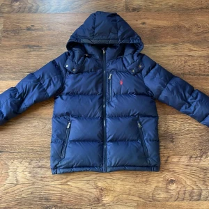 Ralph lauren dunjacka - Hej jag säljer min Ralph lauren vinterjacka, den är i väldigt bra skick och är perfekt nu till vintern!  Passar er som är runt 165 Priset kan även gå ner vid snabb och smidig affär!! Hör av er vid frågor och funderingar!