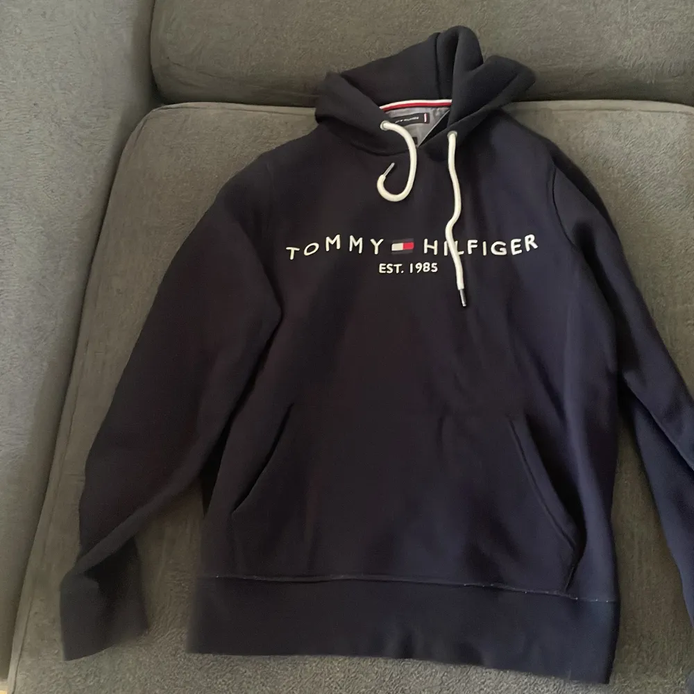 Säljer den här Tommy hilfiger hoodien då jag inte behöver den. Fick den som present för ungefär 1 år sen men den har aldrig använts, passar dig som är runt 170cm. Nypris 1300 kr från Pondus.. Hoodies.