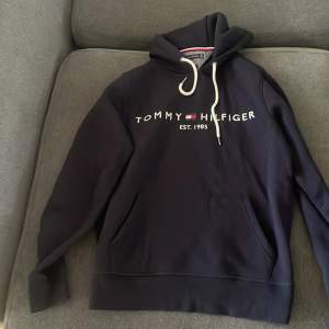 Säljer den här Tommy hilfiger hoodien då jag inte behöver den. Fick den som present för ungefär 1 år sen men den har aldrig använts, passar dig som är runt 170cm. Nypris 1300 kr från Pondus.