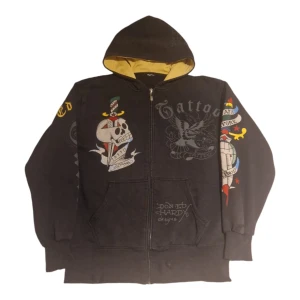 Ed Hardy Hoodie - Riktigt fet Ed Hardy Hoodie. Lite slitage längst ut på båda armarna men inget man märker. Kan gå ner i pris vid snabb affär.
