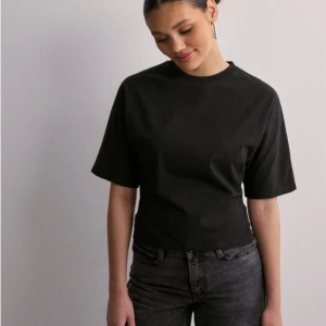 Nelly topp - Nyköpt använt ba 1 g, inga defekter och passar s-m fråga för bilder 