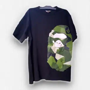 Asfet bape tee inga defekter fr 10/10 skick🙏såklart äkta kom dm för mått elr om du har nån fråga🙋‍♂️📏