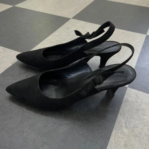 Pumps  - Svarta korta klackskor! Använda men väldigt fina! 