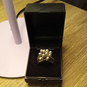 Äkta silver ringar ~ sagan om ringen ~ - Precis hämtade från butiken efter putsning. Väldigt fina ringar av Theresia Hvorslev. Nypris 1000kr per styck. Säljer för 500kr per styck Finns i Lidköping 