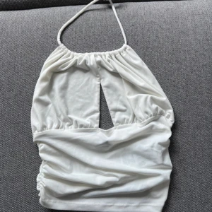 topp - super söt topp, rygglös med snörning i halsen, passar både S och Xs