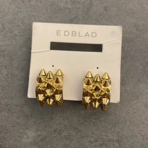 Guldiga Edblad öronhängen  - Aldrig använda. Köpta för 500kr