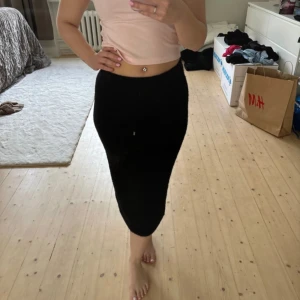 Stickad kjol - Svart stickad kjol storlek S.