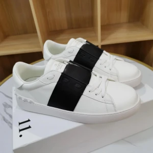 Valentinos Open - Helt nya Valentinos. Fick den i present så kvitto saknas,tyvärr. Skriv gärna vid intresse!