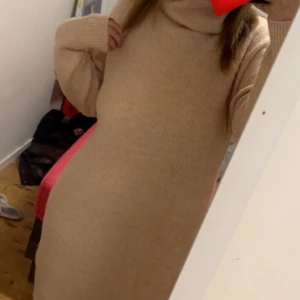 Stickad klänning  - Storlek M