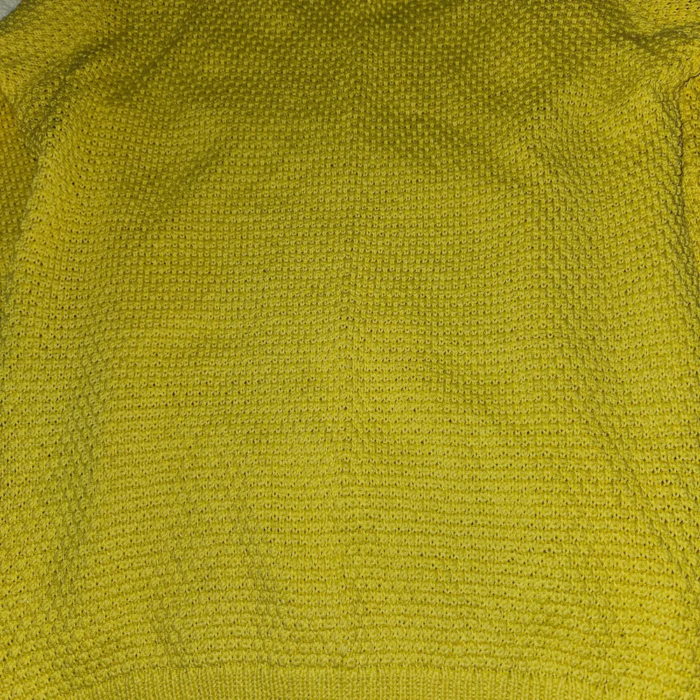 Nytt! Säljer en superfin gul stickad tröja från Saint Tropez. Den har en snygg v-ringning och ett detaljerat stickmönster som ger den en unik look. Perfekt för att lysa upp höst- och vintergarderoben! Nypris 699 kr. Neuletakit & Villapaidat.