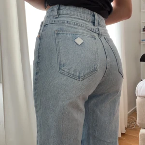 Abrand Jeans - Säljer ett par super fina jeans från Abrand i storlek 34 och i modellen A’94 high straight. Dom är i jättebra skick, använd ett fåtal gånger. Dom är lätta att styla och har en jätte fin blå nyans💙