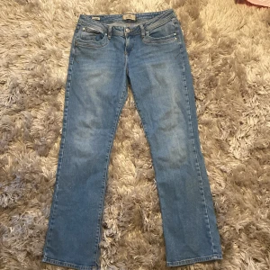 Blå bootcut jeans från LTB - Säljer ett par ltb jeans då de är alldeles för stora på mig. Superfint skick och bara använda några gånger!
