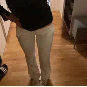 Lågmidjade kostymbyxor - De populära lågmidjade kostymbyxor från bikbok i petite modellen. Säljs då de inte kommer till användning. Pris kan diskuteras vid snabb försäljning.