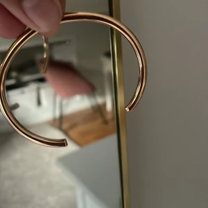 guld armband  - ett fint guld armband som inte används, tyvärr vet jag inte vart den är ifrån då den är köpt i London men bra kvalite