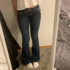 True religion jeans - True religion jeans i storlek w26 vilket motsvarar xs/s. Midjemått 67 cm, passar för dig som är runt 160 cm. 162cm lång för referens