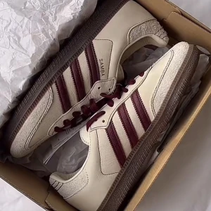 adidas vinröda sambas - säljer dessa sprillans nya adidas original sambas i snyggaste vinröda färgen och cool design! har endast används en gång då jag insåg att jag köpte en storlek för liten ❤️❤️ jätte sköna utöver det