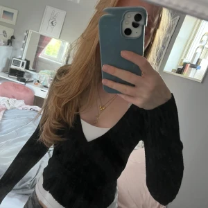 Jätte fin topp🫶 -  Här är en jättefin svart topp som man kan ha när som, säljer eftersom att den inte kommer till användning, Kom gärna med prisförslag och frågor ifall ni har något💞