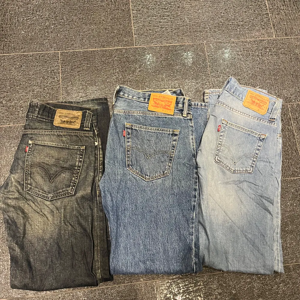 Jag säljer Levis jeans för billigt eftersom att dom är begagnade. Det är 200kr för ett par så det är bara att contacta mig om ni vill köpa.. Jeans & Byxor.