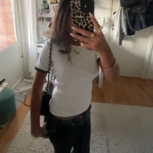 Vit t shirt - säljer den här snygga tröjan från zara som har inte kommit till användning 💕tryck på köp nu eller skriv vid frågor!