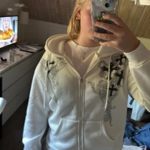 Tjocktröja - Hoodie med dragkedja med kors på, Aldrig använd 
