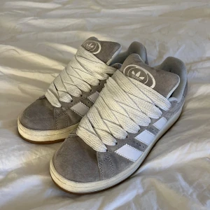 Adidas Campus - Super snygga adidas campus! Väldigt bra skick, använda ett fåtal gånger. Tyvärr ingår ingen låda då jag råkade släng den! Storlek 38!