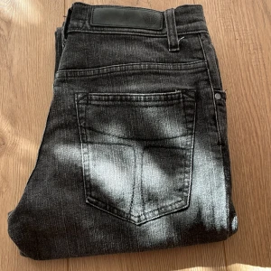 Tiger Of Sweden Jeans - feta mötkgrå tiger slim jeans i fint skick. Storlek 31/34 Skriv vid minsta fundering😄