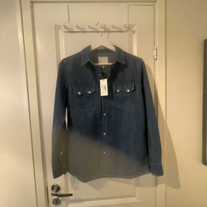 Jeans skjorta  - Nu jeans skjorta från lager 157, aldrig andvänd lappen sitter kvar💓 pris kan diskuteras